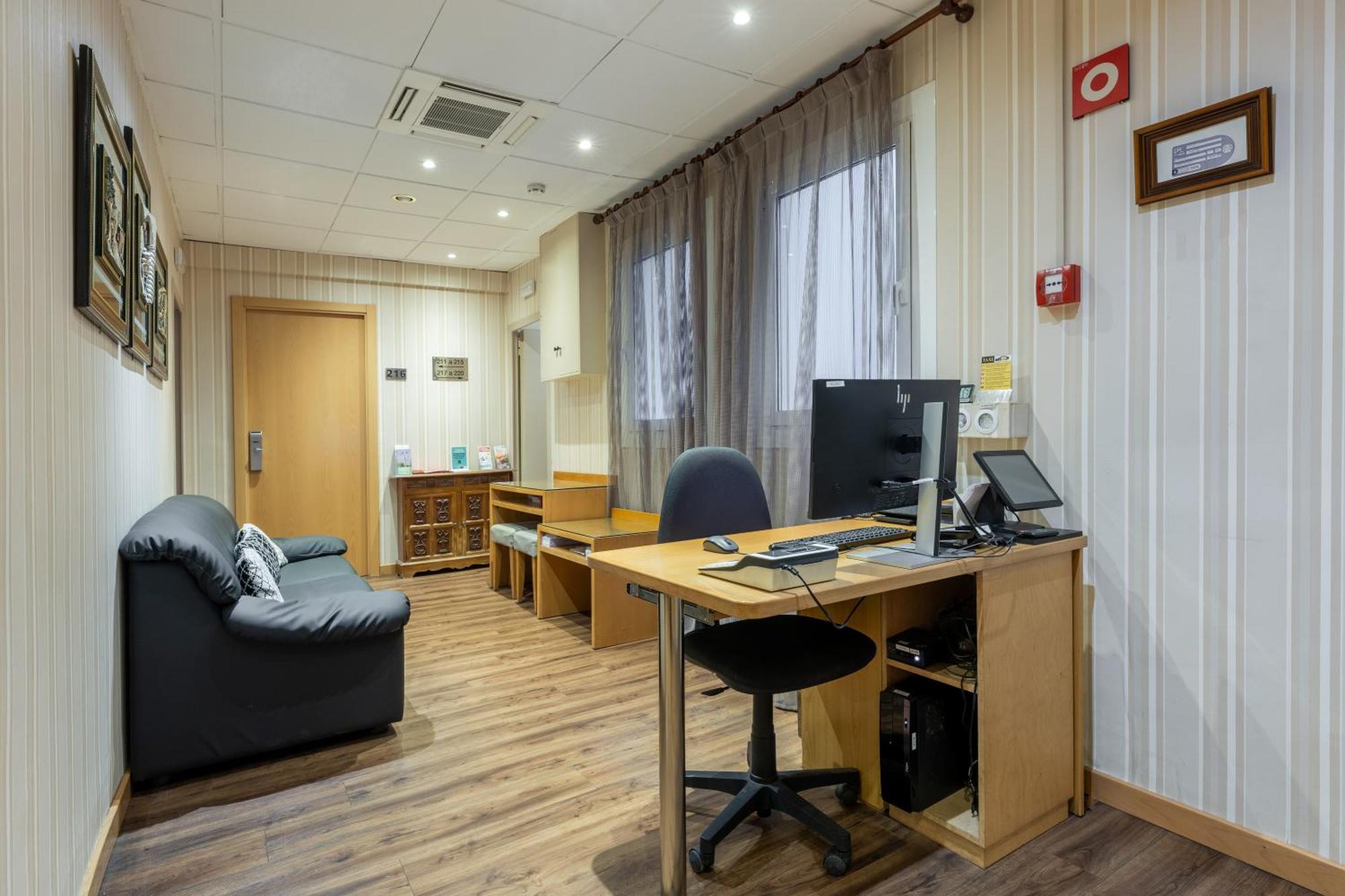 Hotel Lyon Barcelona Kültér fotó