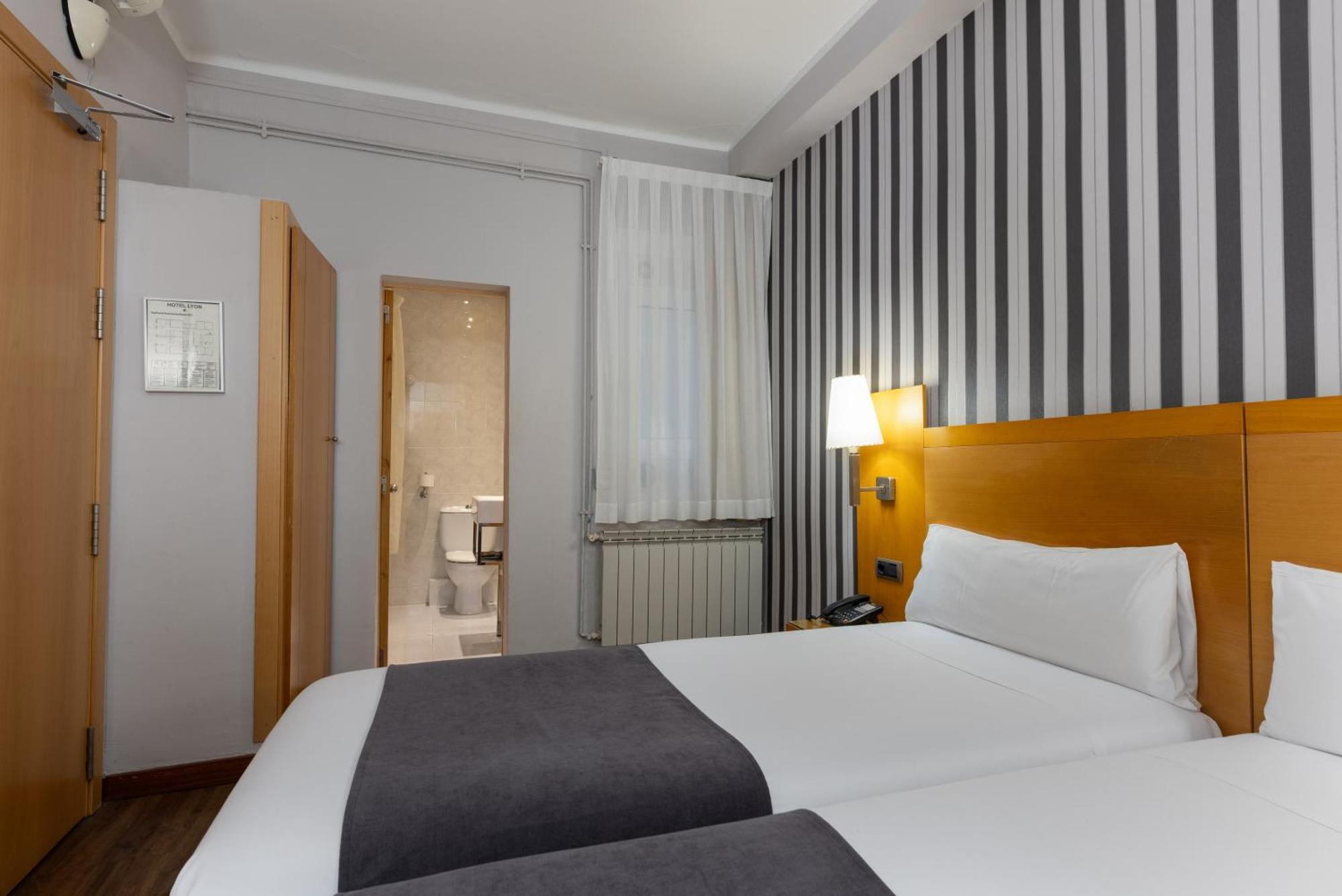 Hotel Lyon Barcelona Kültér fotó