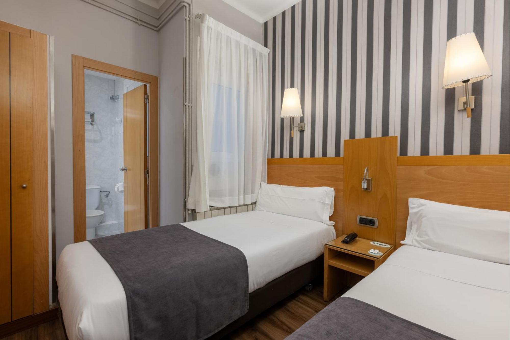Hotel Lyon Barcelona Kültér fotó