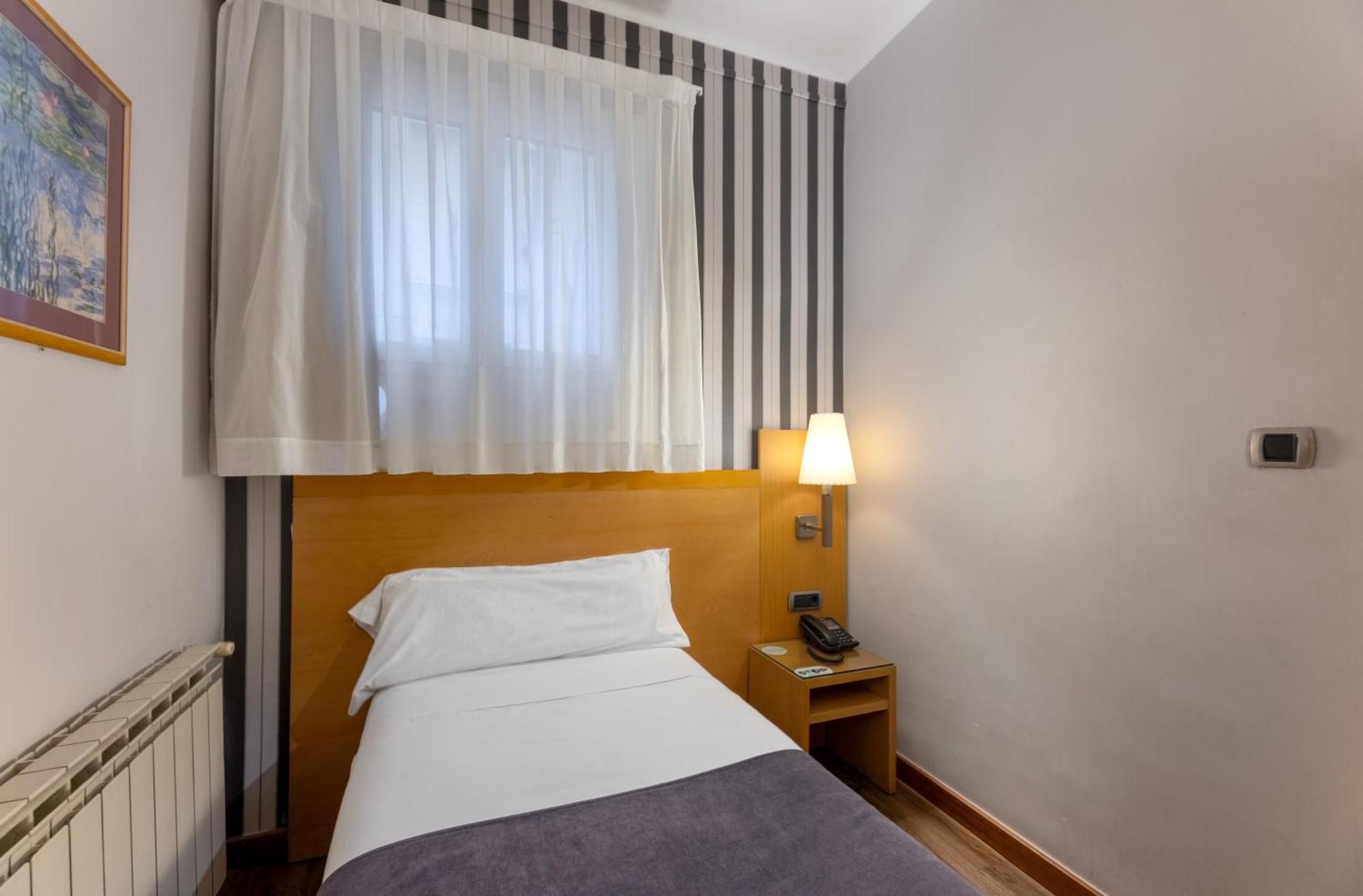 Hotel Lyon Barcelona Kültér fotó